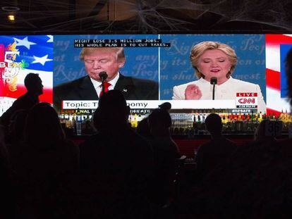 Eleitores assistem ao debate em um bar em West Hollywood, na California. 