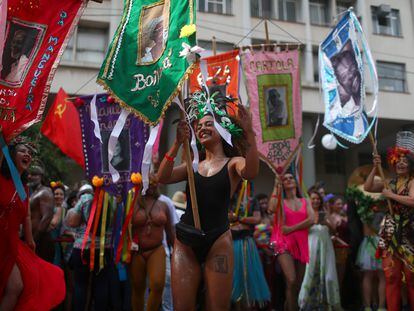 Foliões levam o estandarte de Cordão do Boitatá, no Rio.