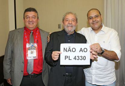 O ex-presidente Lula, ao lado de sindicalistas. 