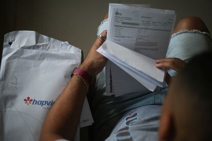 Diego Amorim Barreto olha documentos do prontuário de seu pai, morto em um hospital da Hapvida em Salvador.