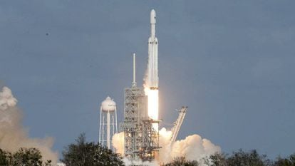 O Falcon Heavy sendo lançado na tarde de terça-feira em Cabo Canaveral.