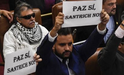 Protesto no Congresso colombiano pela presença do ex-guerrilheiro das FARC Jesús Santrich.