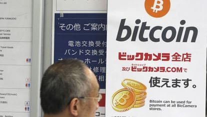 Publicidade do bitcoin em uma loja de Tóquio, Japão.
