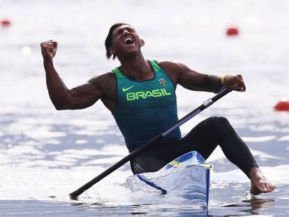 Isaquias Queiroz dos Santos comemora a prata na canoagem.