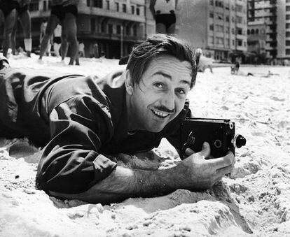 Walt Disney (1901-1966) ainda não tinha 20 anos quando foi transferido dos EUA para a Europa como membro do Exército. Logo após o término da Primeira Guerra Mundial, Disney passou uma temporada na França dirigindo ambulâncias. Com 21 anos criou a Laugh-O-Gram Films, uma empresa com a qual começou a produzir curtas de animação. Em 1934, com 33 anos, passou a trabalhar no primeiro longa-metragem de animação que usou a tecnologia de coloração Technicolor: 'Branca de Neve e os Sete Anões’. E assim começou sua lenda...