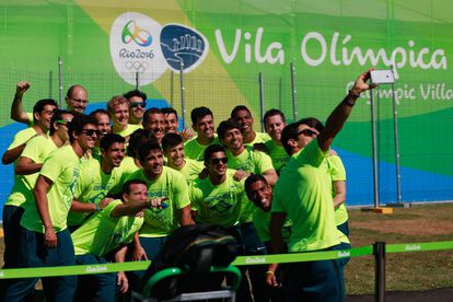 Atletas da seleção brasileira de hockey tiram selfie na Vila Olímpica.