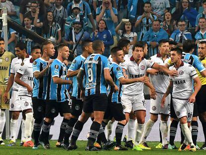 Discussão entre jogadores do Lanús e do Grêmio no jogo de ida.
