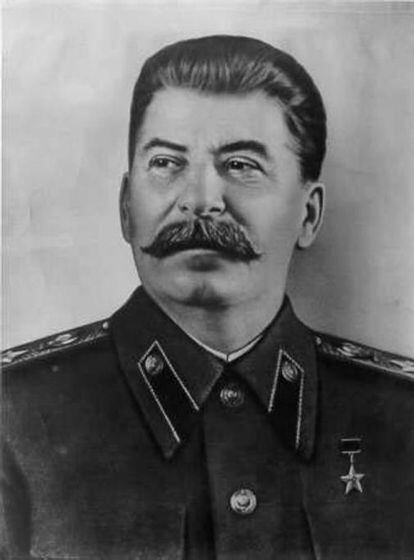 Josef Stalin é o dirigente comunista que teve durante três décadas o controle absoluto da URSS, uma nação que na época de sua morte detinha 9,6% do PIB mundial. Em um período em que o mundo estava dividido em dois, Stalin era o líder de um dos blocos.