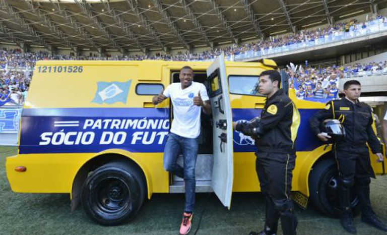 O meia-atacante Júlio Baptista sai de carro forte durante sua apresentação ao Cruzeiro, em julho de 2013.