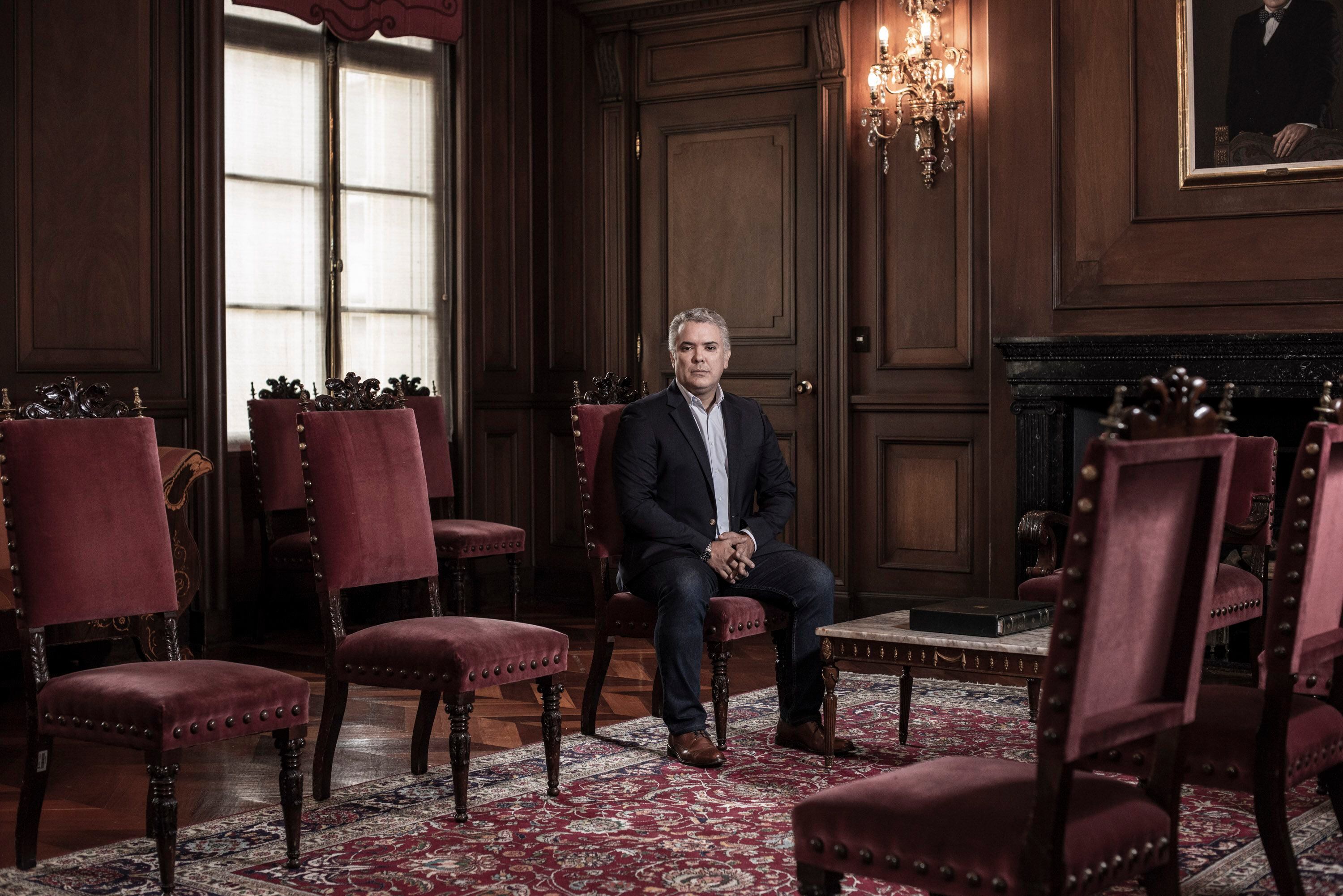 O presidente Iván Duque posa em seu gabinete na Casa de Nariño depois da entrevista ao EL PAÍS. 