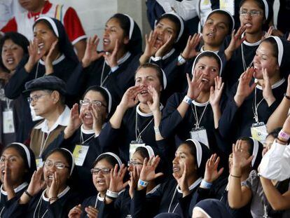 Freiras bolivianas recebem o Papa em ato em Santa Cruz.