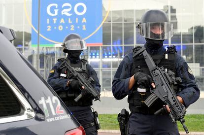 Policiais vigiam o edifício onde serão realizadas, no sábado e no domingo, as reuniões do G20.