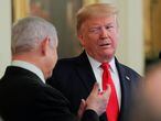 El presidente de los Estados Unidos, Donald Trump, le hace un guiño al primer ministro israelí, Benjamin Netanyahu, mientras discuten una propuesta del que denominan 'Plan de paz para Oriente Medio' durante una conferencia de prensa conjunta en la Sala Este de la Casa Blanca en Washington (EE UU), el 28 de enero.
