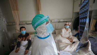 Um médico com dois pacientes em Wuhan, o epicentro do coronavírus.