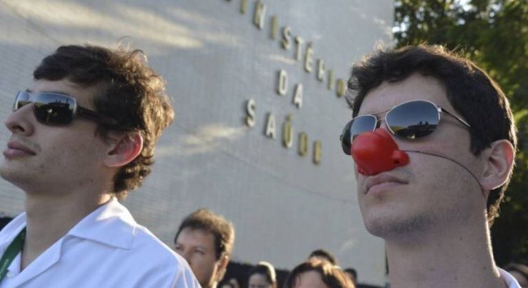 Médicos brasileiros protestam contra a vinda dos cubanos.