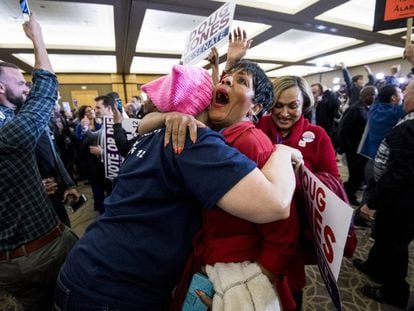 Partidários do democrata Doug Jones comemoram a vitória do senador eleito, na terça-feira, em Birmingham, a cidade mais populosa do Alabama