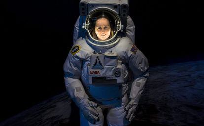 A cientista Andrea Opitz, pesquisadora da Academia Húngara da Ciência, posa vestida com um traje de astronauta.