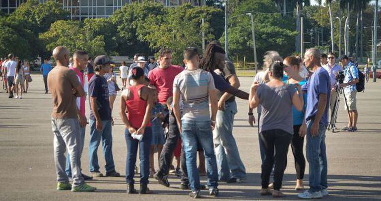 Dissidentes aguardam “performance” da artista Tania Bruguera.
