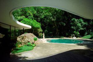 Piscina da Casa das Canoas, de Oscar Niemeyer, no Rio de Janeiro.