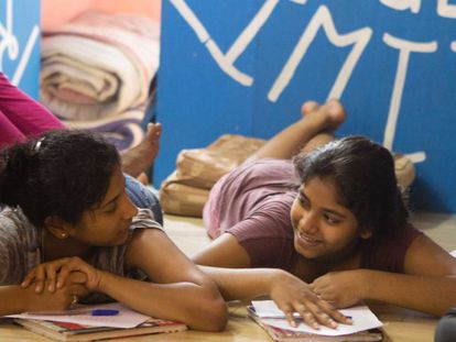 Asmita Katti e Shaddra K, de 18 e 16 anos, participam das oficinas da Kranti.