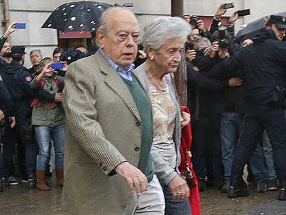 Jordi Pujol e sua esposa deixam a sua casa.