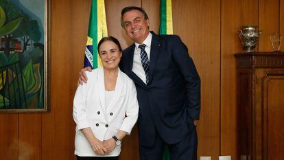 A atriz Regina Duarte e o presidente, Jair Bolsonaro, durante reunião em Brasília.