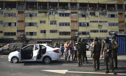 Moradores e militares no local onde Evaldo dos Santos Rosa foi morto, em Guadalupe, Rio de Janeiro.