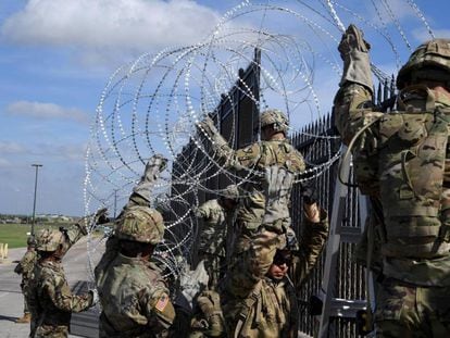 Fotografia cedida pela Força Aérea norte-americana que mostra vários soldado norte-americanos enquanto instalam cercas na fronteira entre Estados Unidos e México.