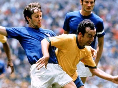 Tostão (direita) disputa bola com o italiano Rosato na final da Copa do Mundo de 1970.