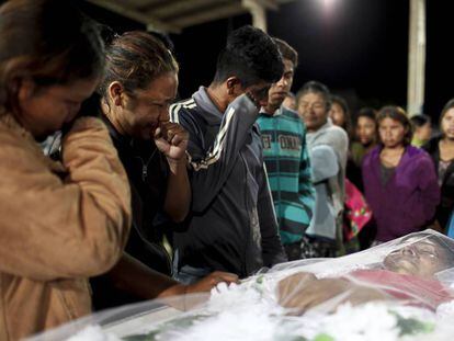 Familiares choram no vel&oacute;rio de Clodioude, em junho passado.