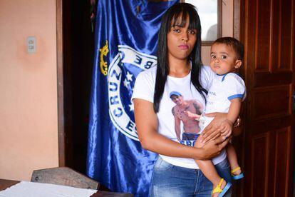Pamela Gabrielle e o filho de Eros Dátilo, torcedor do Cruzeiro morto no Mineirão.