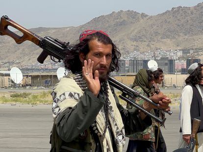 Talibãs patrulham Cabul nesta terça-feira, depois que as tropas dos Estados Unidos concluíram sua retirada do Afeganistão após 20 anos.