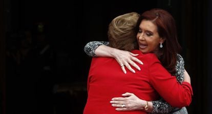 Cristina Kirchner abraça Michelle Bachelet.