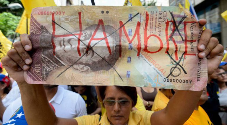 Opositores venezuelanos se queixam do desabastecimento em uma marcha em Caracas em 2017.
