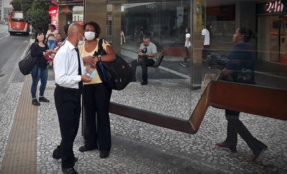 Indiferentes aos riscos do coronavírus, lojas mantêm serviço de panfletagem na Paulista.