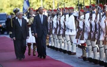 Barack Obama e o presidente grego, Prokopis Pavlopoulos, vistoriam a guarda presidencial grega.
