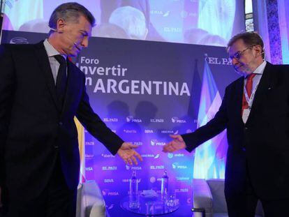 O presidente da Argentina, Mauricio Macri, no evento 'Investir na Argentina' com o presidente do Grupo PRISA, Juan Luis Cebrián.