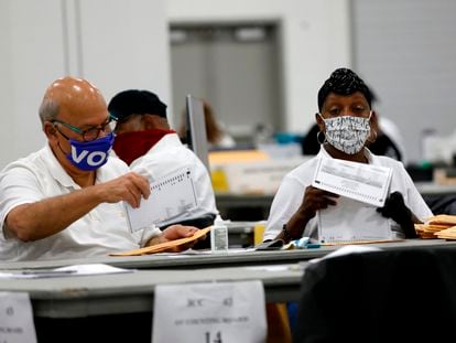 Funcionários trabalham na contagem de votos em Detroit, Michigan, nesta quarta-feira.