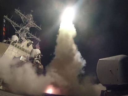 Destróier norte-americano USS Porter lança um míssil contra a Síria, nesta sexta.