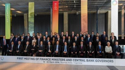 Participantes da cúpula de ministros de Finanças e presidentes de bancos centrais do G-20 posam na ‘foto de família’ em Buenos Aires.