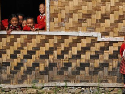 Estudantes do Estado de Sikkim (Índia) brincam durante o recreio em uma escola