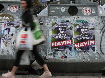 Cartazes em Berlim pedem em turco votar ‘não’ no referendo.