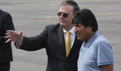 O ministro das Relações Exteriores do México, Marcelo Ebrard, ao lado do ex-presidente da Bolívia, Evo Morales.
