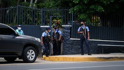 Policiais em frente à casa de Cristiana Chamorro, presa desde quarta-feira pelo regime de Daniel Ortega.