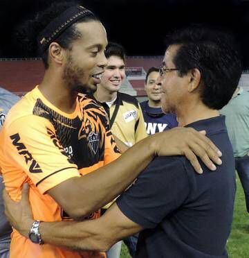 O dirigente reencontra Ronaldinho.