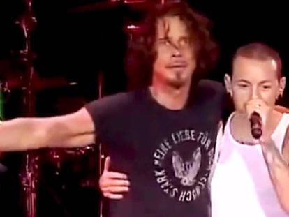 Chris Cornell e Chester Bennington, juntos no palco interpretando 'Hunger strike'.