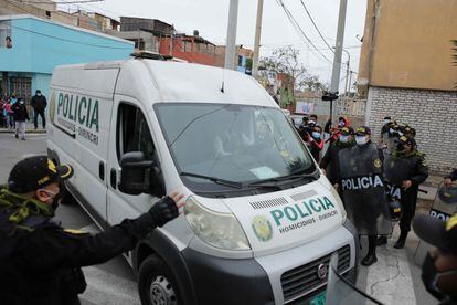 A polícia transfere os restos mortais de Abimael Guzmán para o necrotério em Lima, neste mês.
