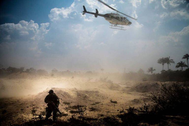 Helicóptero do IBAMA e seus agentes no garimpo Esperança IV.