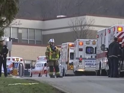 Várias ambulâncias foram para o instituto Franklin Regional depois que um jovem deu golpes com facas em 20 pessoas.