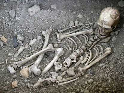 Reconstrução do enterro neandertal de La Chapelle-aux-Saints, França, o primeiro atribuído a uma espécie diferente do Homo sapiens.